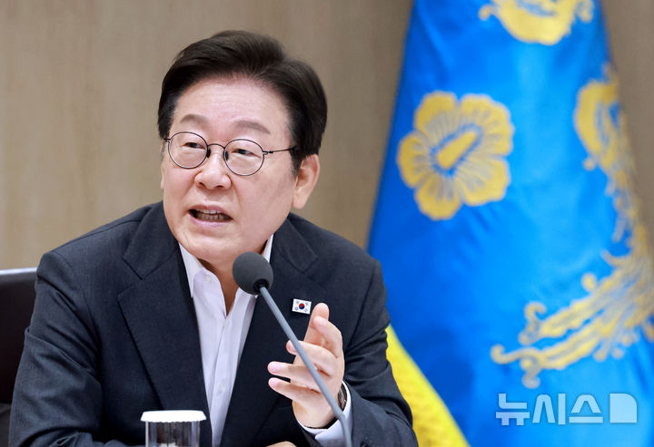 [서울=뉴시스] 최동준 기자 = 이재명 대통령이 29일 서울 용산 대통령실 청사에서 열린 국무회의에서 참석자들과 중대재해 반복 발생 근절 대책 관련 토론을 하고 있다. (대통령실통신사진기자단) 2025.07.29. photocdj@newsis.com