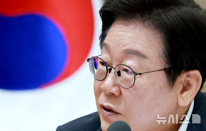 [서울=뉴시스] 최동준 기자 = 이재명 대통령이 29일 서울 용산 대통령실 청사에서 열린 국무회의에서 참석자들과 중대재해 반복 발생 근절 대책 관련 토론을 하고 있다. (대통령실통신사진기자단) 2025.07.29. photocdj@newsis.com