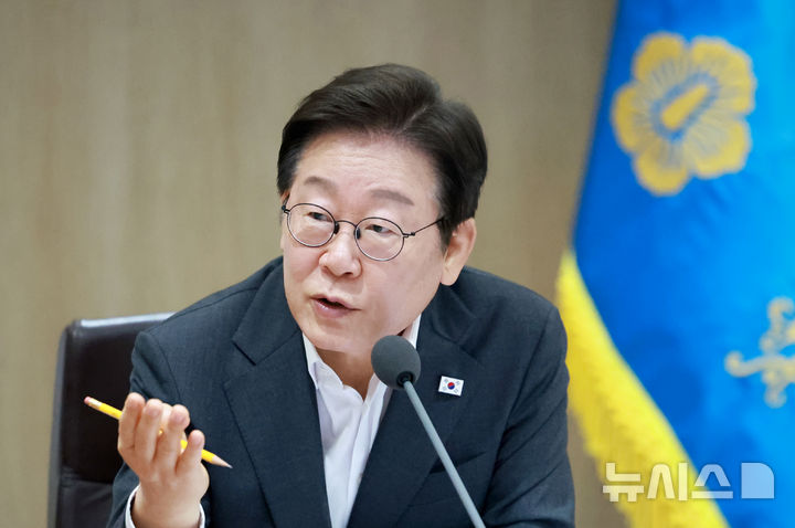 [서울=뉴시스] 최동준 기자 = 이재명 대통령이 29일 서울 용산 대통령실 청사에서 열린 국무회의에서 참석자들과 중대재해 반복 발생 근절 대책 관련 토론을 하고 있다. (대통령실통신사진기자단) 2025.07.29. photocdj@newsis.com