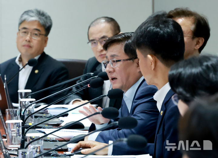 [서울=뉴시스] 최동준 기자 = 김성환 환경부 장관이 29일 서울 용산 대통령실 청사에서 열린 국무회의에서 발언하고 있다. (대통령실통신사진기자단) 2025.07.29. photocdj@newsis.com