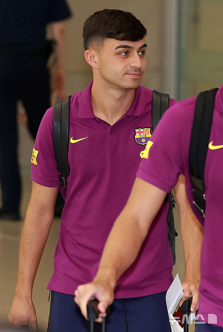 [인천공항=뉴시스] 이영환 기자 = FC 바르셀로나 페드리가 29일 오후 인천국제공항 제2여객터미널을 통해 입국하고 있다.FC 바르셀로나는 31일 FC 서울, 다음달 4일 대구FC와 경기를 치른다. 2025.07.29. 20hwan@newsis.com