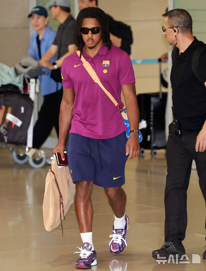[인천공항=뉴시스] 이영환 기자 = FC 바르셀로나 쥘 쿤데가 29일 오후 인천국제공항 제2여객터미널을 통해 입국하고 있다.FC 바르셀로나는 31일 FC 서울, 다음달 4일 대구FC와 경기를 치른다. 2025.07.29. 20hwan@newsis.com
