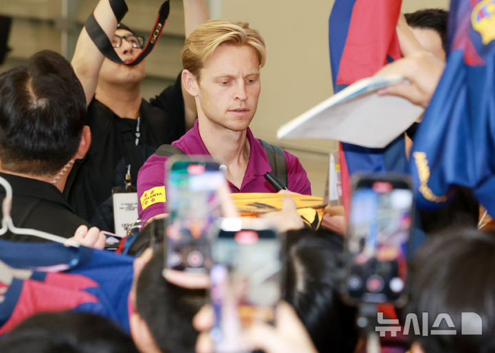 [인천공항=뉴시스] 이영환 기자 = FC 바르셀로나 프렝키 데 용이 29일 오후 인천국제공항 제2여객터미널을 통해 입국해 팬들에게 사인을 해주고 있다.FC 바르셀로나는 31일 FC 서울, 다음달 4일 대구FC와 경기를 치른다. 2025.07.29. 20hwan@newsis.com