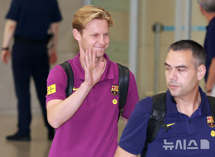 [인천공항=뉴시스] 이영환 기자 = FC 바르셀로나 프렝키 데 용이 29일 오후 인천국제공항 제2여객터미널을 통해 입국해 팬들의 환호에 화답하고 있다.FC 바르셀로나는 31일 FC 서울, 다음달 4일 대구FC와 경기를 치른다. 2025.07.29. 20hwan@newsis.com