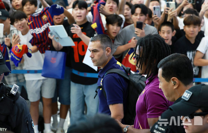 [인천공항=뉴시스] 이영환 기자 = FC 바르셀로나 쥘 쿤데가 29일 오후 인천국제공항 제2여객터미널을 통해 입국하고 있다.FC 바르셀로나는 31일 FC 서울, 다음달 4일 대구FC와 경기를 치른다. 2025.07.29. 20hwan@newsis.com