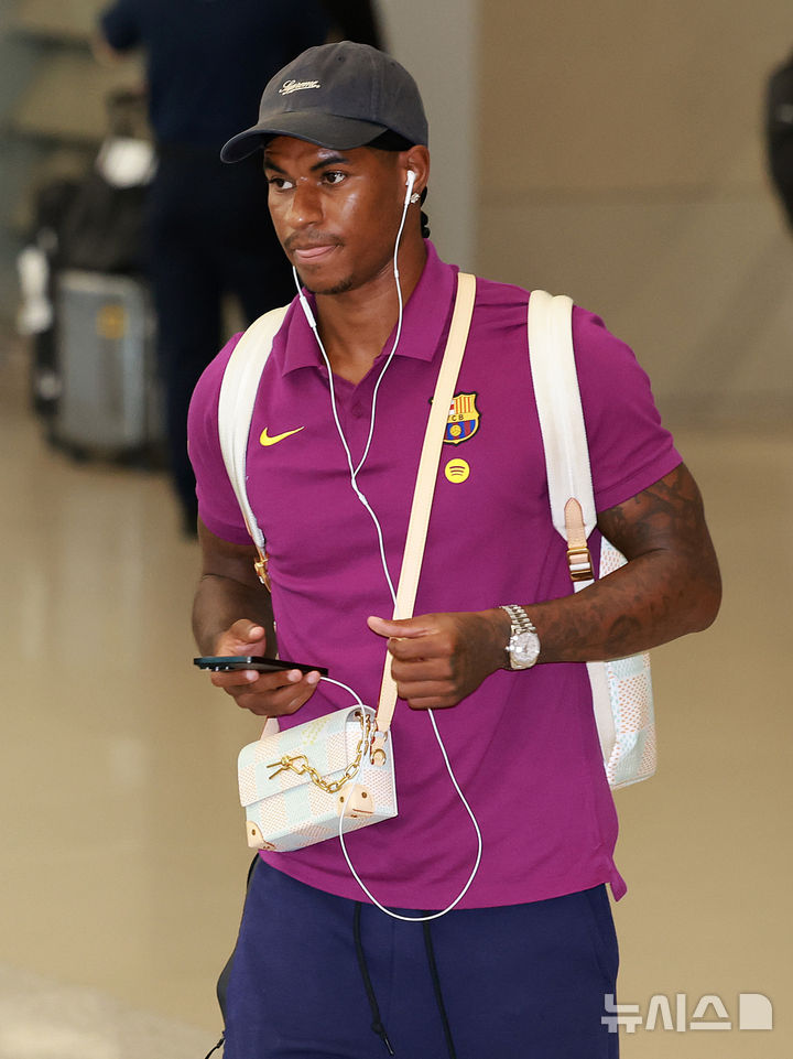 [인천공항=뉴시스] 이영환 기자 = FC 바르셀로나 마커스 래시포드가 29일 오후 인천국제공항 제2여객터미널을 통해 입국하고 있다.FC 바르셀로나는 31일 FC 서울, 다음달 4일 대구FC와 경기를 치른다. 2025.07.29. 20hwan@newsis.com