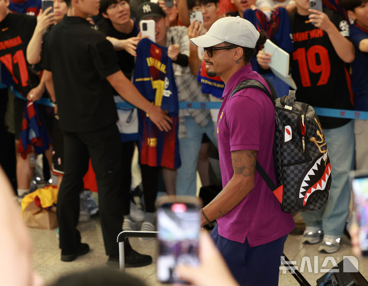 [인천공항=뉴시스] 이영환 기자 = FC 바르셀로나 하피냐가 29일 오후 인천국제공항 제2여객터미널을 통해 입국하고 있다.FC 바르셀로나는 31일 FC 서울, 다음달 4일 대구FC와 경기를 치른다. 2025.07.29. 20hwan@newsis.com