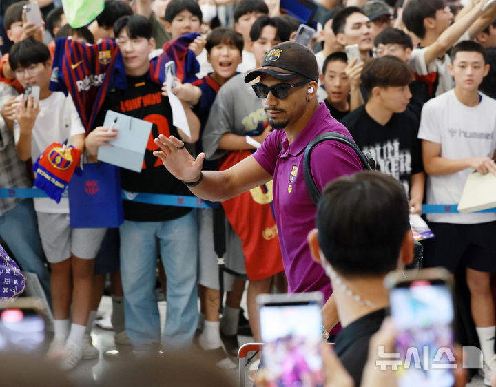 [인천공항=뉴시스] 이영환 기자 = FC 바르셀로나 로날드 아라우호가 29일 오후 인천국제공항 제2여객터미널을 통해 입국하고 있다.FC 바르셀로나는 31일 FC 서울, 다음달 4일 대구FC와 경기를 치른다. 2025.07.29. 20hwan@newsis.com