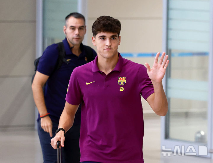 [인천공항=뉴시스] 이영환 기자 = FC 바르셀로나 쿠바르시가 29일 오후 인천국제공항 제2여객터미널을 통해 입국하고 있다.FC 바르셀로나는 31일 FC 서울, 다음달 4일 대구FC와 경기를 치른다. 2025.07.29. 20hwan@newsis.com