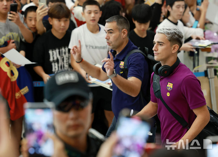[인천공항=뉴시스] 이영환 기자 = FC 바르셀로나 가비가 29일 오후 인천국제공항 제2여객터미널을 통해 입국하고 있다.FC 바르셀로나는 31일 FC 서울, 다음달 4일 대구FC와 경기를 치른다. 2025.07.29. 20hwan@newsis.com