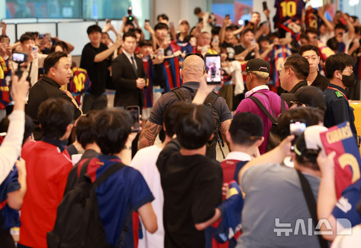 [인천공항=뉴시스] 이영환 기자 = FC 바르셀로나 라민 야말이 29일 오후 인천국제공항 제2여객터미널을 통해 입국하고 있다.FC 바르셀로나는 31일 FC 서울, 다음달 4일 대구FC와 경기를 치른다. 2025.07.29. 20hwan@newsis.com
