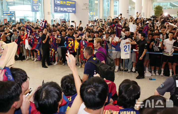 [인천공항=뉴시스] 이영환 기자 = FC 바르셀로나 프렝키 데 용이 29일 오후 인천국제공항 제2여객터미널을 통해 입국하고 있다.FC 바르셀로나는 31일 FC 서울, 다음달 4일 대구FC와 경기를 치른다. 2025.07.29. 20hwan@newsis.com