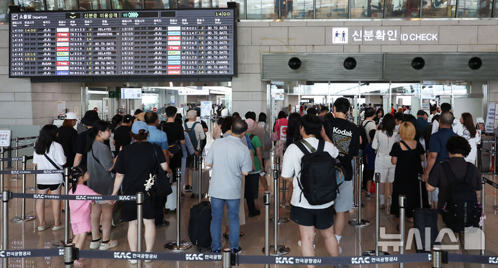 [서울=뉴시스] 김선웅 기자 = 사진은 지난 7월 29일 서울 강서구 김포국제공항에서 여행객들이 탑승 수속을 밟고 있는 모습. 2025.07.29. mangusta@newsis.com
