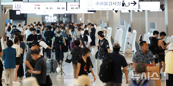 [서울=뉴시스] 김선웅 기자 = 여름 휴가철인 29일 서울 강서구 김포국제공항에서 여행객들이 탑승 수속을 밟고 있다. 2025.07.29. mangusta@newsis.com