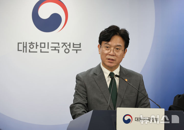 [서울=뉴시스] 김명원 기자 = 김영훈 고용노동부 장관이 지난달 29일 서울 종로구 정부서울청사에서 노조법 2·3조 개정안(노란봉투법) 등 노동조합 및 노동관계조정법 개정(안) 관련 브리핑을 하고 있다. 2025.07.29. kmx1105@newsis.com