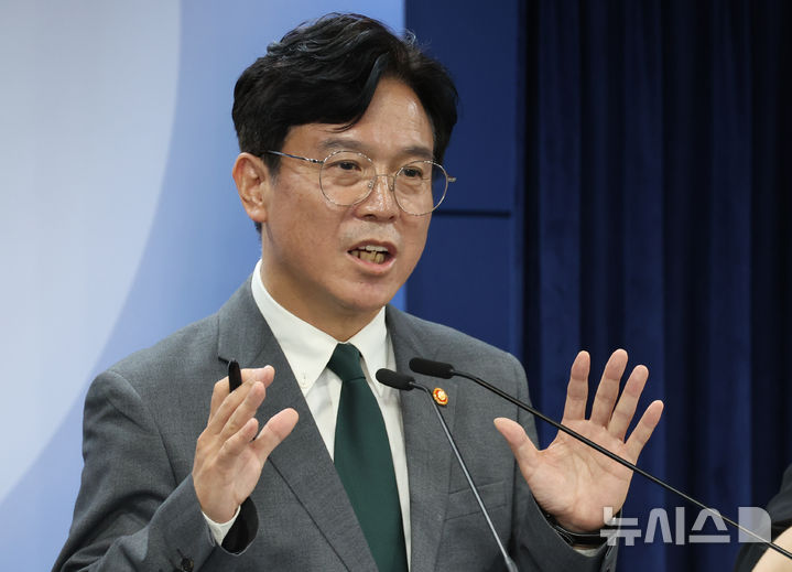 [서울=뉴시스] 김명원 기자 = 김영훈 고용노동부 장관이 지난달 29일 서울 종로구 정부서울청사에서 노조법 2·3조 개정안(노란봉투법) 등 노동조합 및 노동관계조정법 개정(안) 관련 브리핑을 하고 있다. 2025.07.29. kmx1105@newsis.com