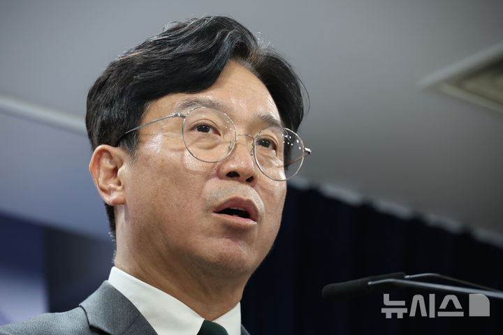 [서울=뉴시스] 김명원 기자 = 김영훈 고용노동부 장관이 지난 29일 서울 종로구 정부서울청사에서 노조법 2·3조 개정안(노란봉투법) 등 노동조합 및 노동관계조정법 개정(안) 관련 브리핑을 하고 있다. 2025.07.29. kmx1105@newsis.com