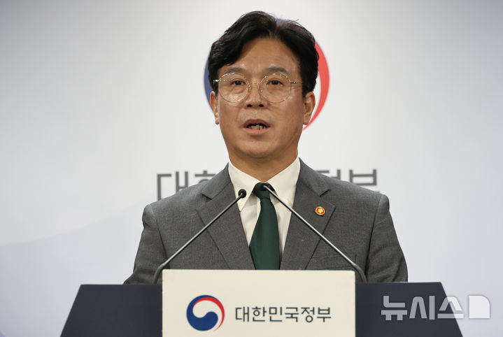 [서울=뉴시스] 김명원 기자 = 김영훈 고용노동부 장관이 29일 서울 종로구 정부서울청사에서 노조법 2·3조 개정안(노란봉투법) 등 노동조합 및 노동관계조정법 개정(안) 관련 브리핑을 하고 있다. 2025.07.29. kmx1105@newsis.com