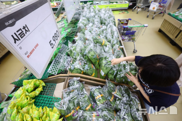 [서울=뉴시스] 황준선 기자 = 서울 시내 한 대형마트에서 시금치가 한 단에 5980원에 판매되고 있다. 2025.07.29. hwang@newsis.com