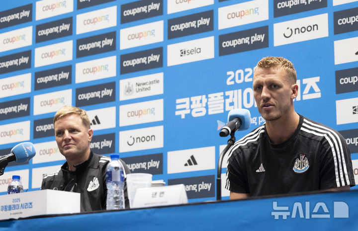 [서울=뉴시스] 김근수 기자 = 영국 프리미어리그 뉴캐슬 유나이티드 댄번이 29일 서울 여의도 IFC몰에서 열린 쿠팡시리즈 1차전 대비 프리 기자회견에서 취재진 질문에 답하고 있다.영국 프리미어리그 뉴캐슬 유나이티드는 30일 팀 K리그 올스타와 1차전 경기를 가지며 내달 3일 서울월드컵경기장에서 토트넘홋스퍼와 2차전 경기를 치른다. 2025.07.29. ks@newsis.com