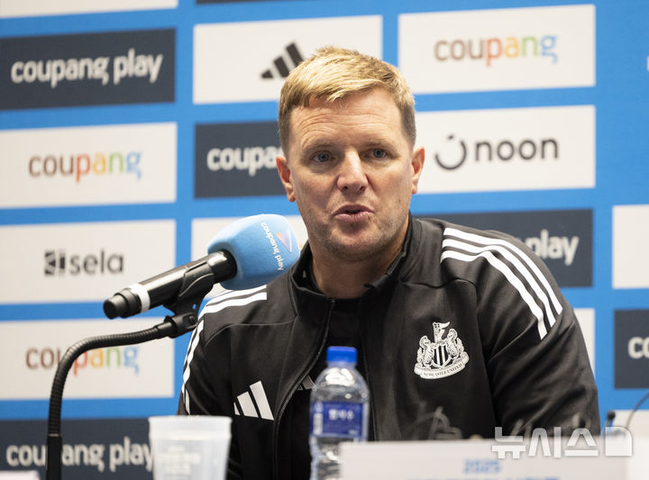 [서울=뉴시스] 김근수 기자 = 에디 하우 영국 프리미어리그 뉴캐슬 유나이티드 감독이 29일 서울 여의도 IFC몰에서 열린 쿠팡시리즈 1차전 대비 프리 기자회견에서 취재진 질문에 답하고 있다.영국 프리미어리그 뉴캐슬 유나이티드는 30일 팀 K리그 올스타와 1차전 경기를 가지며 내달 3일 서울월드컵경기장에서 토트넘홋스퍼와 2차전 경기를 치른다. 2025.07.29. ks@newsis.com