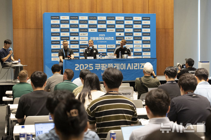 [서울=뉴시스] 김근수 기자 = 에디 하우(가운데) 영국 프리미어리그 뉴캐슬 유나이티드 감독이 29일 서울 여의도 IFC몰에서 열린 쿠팡시리즈 1차전 대비 프리 기자회견에서 취재진 질문에 답하고 있다.영국 프리미어리그 뉴캐슬 유나이티드는 30일 팀 K리그 올스타와 1차전 경기를 가지며 내달 3일 서울월드컵경기장에서 토트넘홋스퍼와 2차전 경기를 치른다. 2025.07.29. ks@newsis.com