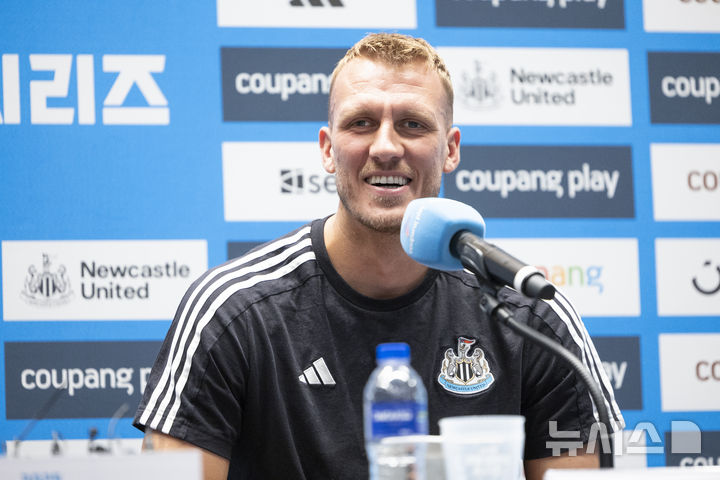 [서울=뉴시스] 김근수 기자 = 영국 프리미어리그 뉴캐슬 유나이티드 댄번이 29일 서울 여의도 IFC몰에서 열린 쿠팡시리즈 1차전 대비 프리 기자회견에서 취재진 질문에 답하고 있다.영국 프리미어리그 뉴캐슬 유나이티드는 30일 팀 K리그 올스타와 1차전 경기를 가지며 내달 3일 서울월드컵경기장에서 토트넘홋스퍼와 2차전 경기를 치른다. 2025.07.29. ks@newsis.com