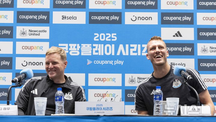 [서울=뉴시스] 김근수 기자 = 에디 하우(왼쪽) 영국 프리미어리그 뉴캐슬 유나이티드 감독과 댄번이 29일 서울 여의도 IFC몰에서 열린 쿠팡시리즈 1차전 대비 프리 기자회견에서 서로 미소를 보이고 있다.영국 프리미어리그 뉴캐슬 유나이티드는 30일 팀 K리그 올스타와 1차전 경기를 가지며 내달 3일 서울월드컵경기장에서 토트넘홋스퍼와 2차전 경기를 치른다. 2025.07.29. ks@newsis.com
