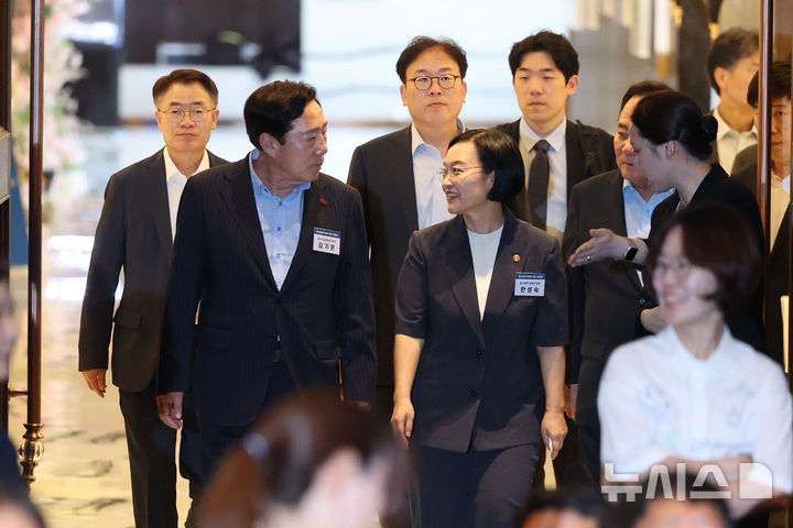 [서울=뉴시스] 권창회 기자 = 지난해 7월29일 서울 여의도 중소기업중앙회에서 열린 중소기업단체 소통 간담회에 참석한 한성숙(오른쪽) 중소기업벤처기업부 장관과 김기문 중소기업중앙회장. 2026.01.02. kch0523@newsis.com