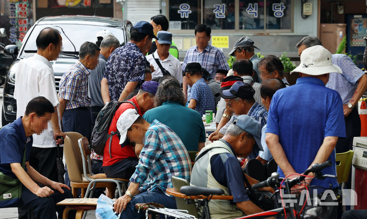 [서울=뉴시스] 최진석 기자 = 29일 서울 종로구 탑골공원 인근에서 어르신들이 모여 장기를 두고 있다. 2025.07.29. myjs@newsis.com