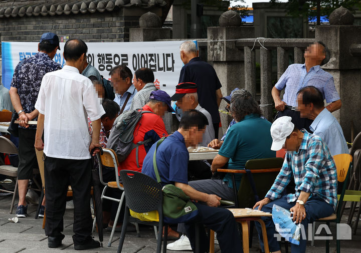 [서울=뉴시스] 최진석 기자 = 지난달 29일 서울 종로구 탑골공원 인근에서 어르신들이 모여 장기를 두고 있다. 2025.07.29. myjs@newsis.com