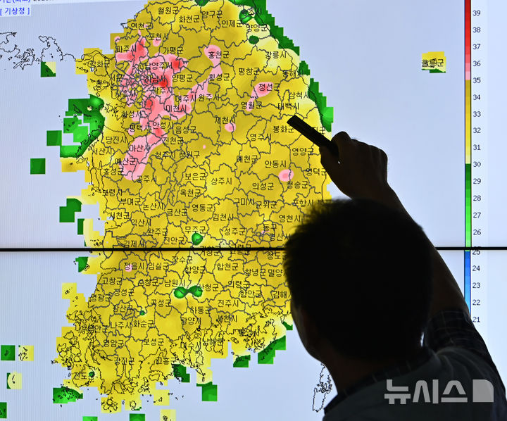 [수원=뉴시스] 김종택 기자 = 전국 대부분지역에 폭염경보가 발효되는 등 불볕더위가 이어지고 있는 29일 경기 수원시 수도권기상청에서 예보관이 폭염 상황을 모니터링 하고 있다.  내륙에서 폭염특보가 내려지지 않은 유일한 지역이었던 강원 태백에 이날 오전 10시를 기해 폭염주의보가 발령됐다. 2025.07.29. jtk@newsis.com