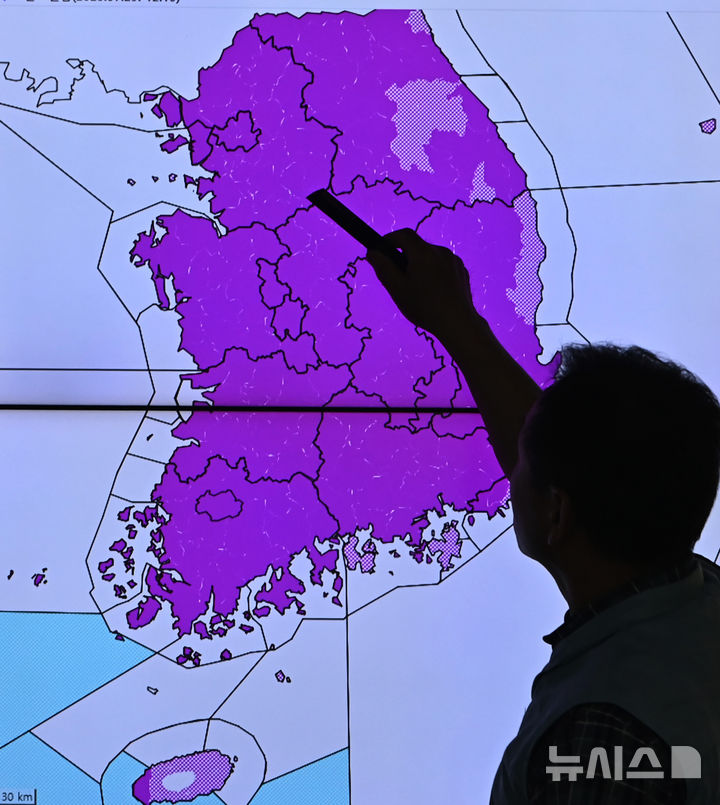 [수원=뉴시스] 김종택 기자 = 전국 대부분지역에 폭염경보가 발효되는 등 불볕더위가 이어지고 있는 29일 경기 수원시 수도권기상청에서 예보관이 폭염 상황을 모니터링 하고 있다.&nbsp; 내륙에서 폭염특보가 내려지지 않은 유일한 지역이었던 강원 태백에 이날 오전 10시를 기해 폭염주의보가 발령됐다. 2025.07.29. jtk@newsis.com