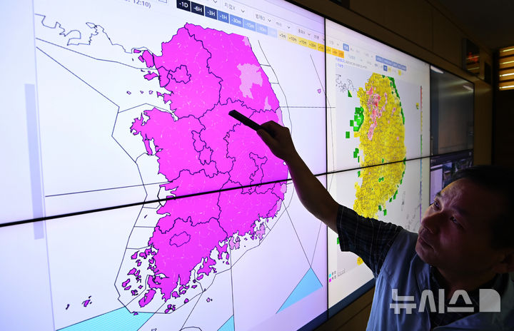 [수원=뉴시스] 김종택 기자 = 전국 대부분지역에 폭염경보가 발효되는 등 불볕더위가 이어지고 있는 29일 경기 수원시 수도권기상청에서 예보관이 폭염 상황을 모니터링 하고 있다. 내륙에서 폭염특보가 내려지지 않은 유일한 지역이었던 강원 태백에 이날 오전 10시를 기해 폭염주의보가 발령됐다. 2025.07.29. jtk@newsis.com