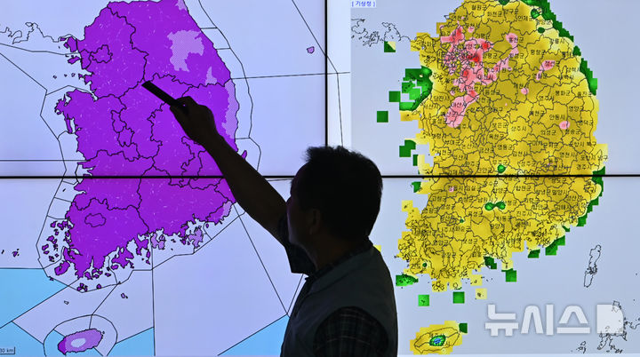 [수원=뉴시스] 김종택 기자 = 전국 대부분지역에 폭염경보가 발효되는 등 불볕더위가 이어지고 있는 29일 경기 수원시 수도권기상청에서 예보관이 폭염 상황을 모니터링 하고 있다. 내륙에서 폭염특보가 내려지지 않은 유일한 지역이었던 강원 태백에 이날 오전 10시를 기해 폭염주의보가 발령됐다. 2025.07.29. jtk@newsis.com