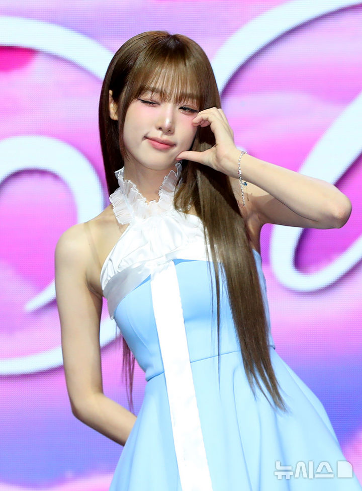 [서울=뉴시스] 김혜진 기자 = 가수 최예나가 29일 오후 서울 용산구 블루스퀘어에서 열린 네 번째 미니앨범 'Blooming Wings' 발매 기념 쇼케이스에서 포즈를 취하고 있다. 2025.07.29. jini@newsis.com