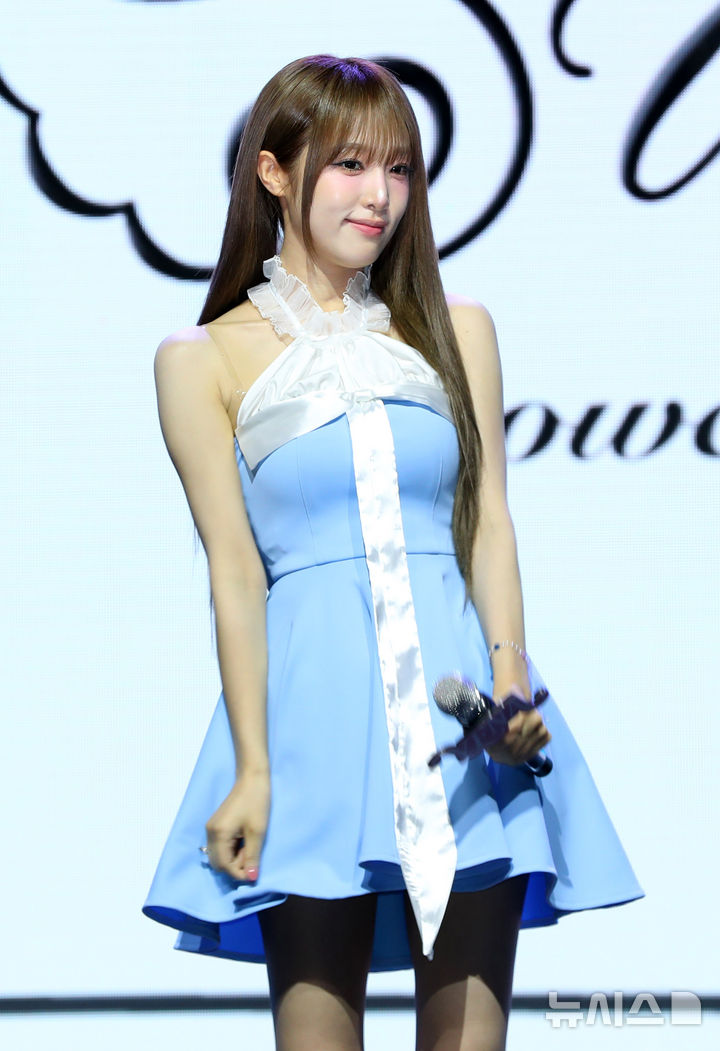 [서울=뉴시스] 김혜진 기자 = 가수 최예나가 29일 오후 서울 용산구 블루스퀘어에서 열린 네 번째 미니앨범 'Blooming Wings' 발매 기념 쇼케이스에서 포즈를 취하고 있다. 2025.07.29. jini@newsis.com