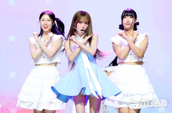 [서울=뉴시스] 김혜진 기자 = 가수 최예나가 29일 오후 서울 용산구 블루스퀘어에서 열린 네 번째 미니앨범 'Blooming Wings' 발매 기념 쇼케이스에서 무대를 선보이고 있다. 2025.07.29. jini@newsis.com