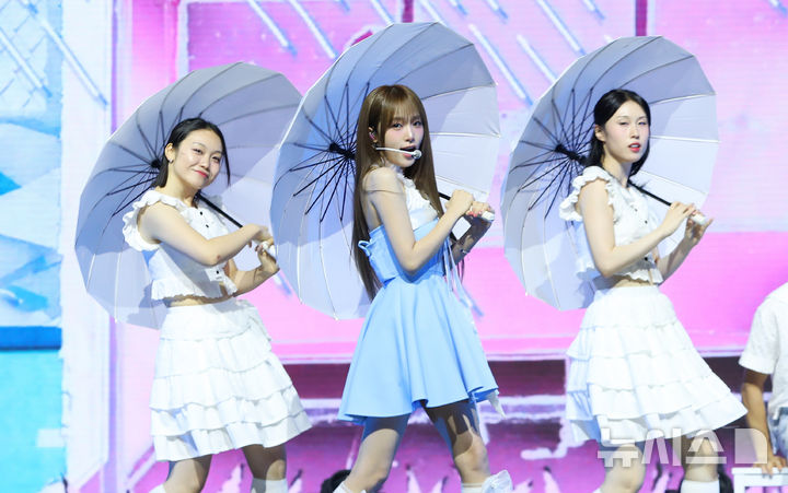 [서울=뉴시스] 김혜진 기자 = 가수 최예나가 29일 오후 서울 용산구 블루스퀘어에서 열린 네 번째 미니앨범 'Blooming Wings' 발매 기념 쇼케이스에서 무대를 선보이고 있다. 2025.07.29. jini@newsis.com