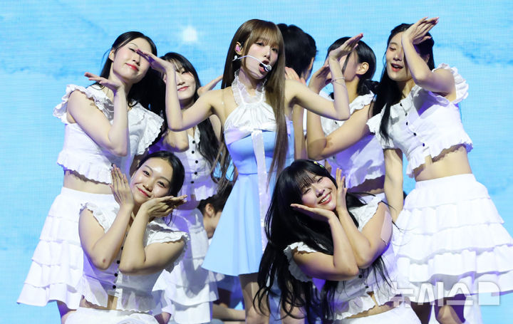 [서울=뉴시스] 김혜진 기자 = 가수 최예나가 29일 오후 서울 용산구 블루스퀘어에서 열린 네 번째 미니앨범 'Blooming Wings' 발매 기념 쇼케이스에서 무대를 선보이고 있다. 2025.07.29. jini@newsis.com