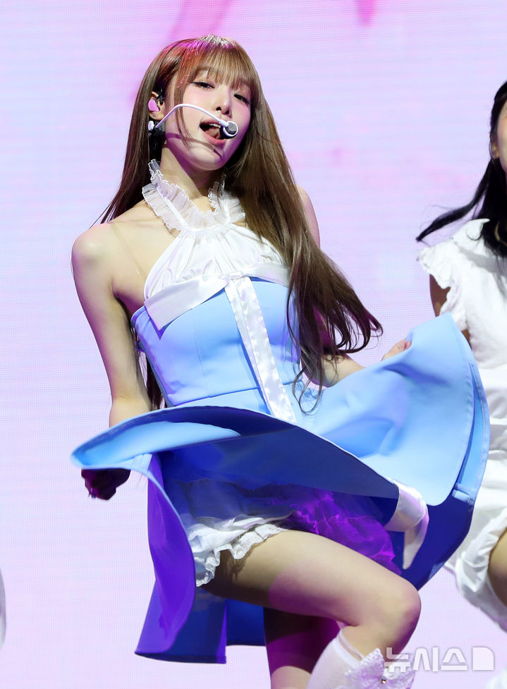 [서울=뉴시스] 김혜진 기자 = 가수 최예나가 29일 오후 서울 용산구 블루스퀘어에서 열린 네 번째 미니앨범 'Blooming Wings' 발매 기념 쇼케이스에서 무대를 선보이고 있다. 2025.07.29. jini@newsis.com