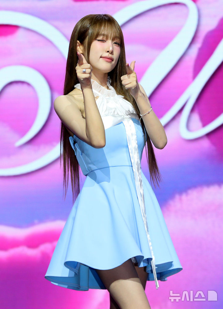 [서울=뉴시스] 김혜진 기자 = 가수 최예나가 29일 오후 서울 용산구 블루스퀘어에서 열린 네 번째 미니앨범 'Blooming Wings' 발매 기념 쇼케이스에서 포즈를 취하고 있다. 2025.07.29. jini@newsis.com