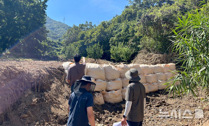 [광주=뉴시스] 광주 집중호우 피해지역 살펴보는 중앙합조사단. (사진=광주시 제공) 2025.07.29. photo@newsis.com *재판매 및 DB 금지