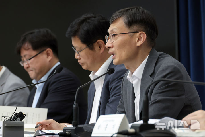 [세종=뉴시스] 강종민 기자 = 박금철 기획재정부 세제실장이 지난 29일 세종시 정부세종청사에서 2025년 세제개편안을 설명하고 있다. 2025.07.31. ppkjm@newsis.com