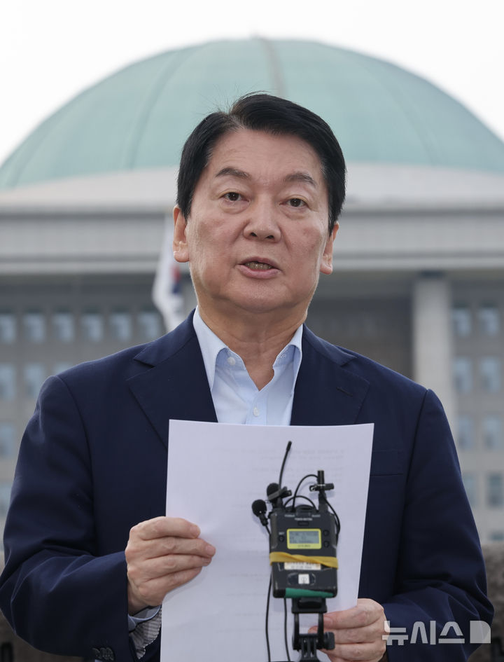 [서울=뉴시스] 김명년 기자 = 안철수 국민의힘 의원이 29일 오후 서울 여의도 국회에서 내란 특검 관련 및 당대표 출마 선언 기자회견을 하고 있다. 2025.07.29. kmn@newsis.com