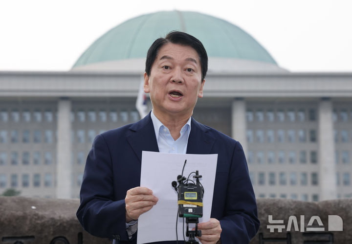 [서울=뉴시스] 김명년 기자 = 안철수 국민의힘 의원이 29일 오후 서울 여의도 국회에서 내란 특검 관련 및 당대표 출마 선언 기자회견을 하고 있다. 2025.07.29. kmn@newsis.com