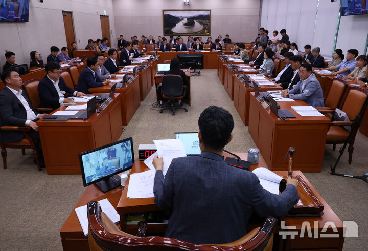 [서울=뉴시스] 김금보 기자 = 29일 서울 여의도 국회에서 열린 농림축산식품해양수산위원회 전체회의에서 농안법(농수산물 유통 및 가격안정에 관한 법률)이 통과되고 있다. 2025.07.29. kgb@newsis.com
