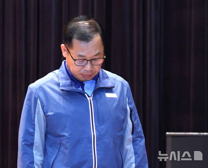 [인천=뉴시스] 전진환 기자 = 정희민 포스코이앤씨 대표이사 사장이 29일 오후 인천 연수구 포스코이앤씨 인천 송도사옥에서 지난 28일 경남 함양~창녕 고속도로 현장에서 발생한 중대재해와 관련해 사과문을 발표 후 퇴장하고 있다.  포스코이앤씨가 시공하는 경남 함양-울산고속도로 의령나들목 공사 현장에서 지난 28일 사면 보강 작업을 하던 60대 노동자가 천공기(지반을 뚫는 건설기계)에 끼여 사망하는 사고가 발생했다. 2025.07.29 amin2@newsis.com