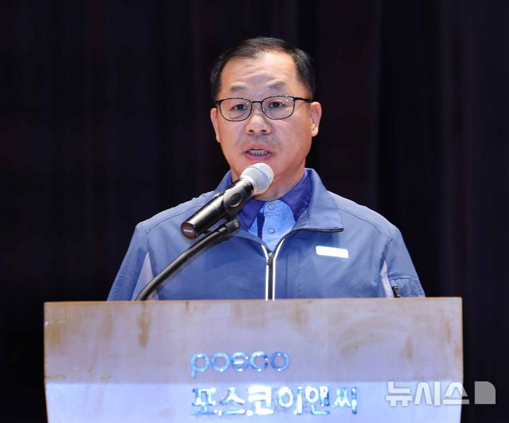 [인천=뉴시스] 전진환 기자 = 정희민 포스코이앤씨 대표이사 사장이 29일 오후 인천 연수구 포스코이앤씨 인천 송도사옥에서 지난 28일 경남 함양~창녕 고속도로 현장에서 발생한 중대재해와 관련해 사과문을 발표하고 있다.  포스코이앤씨가 시공하는 경남 함양-울산고속도로 의령나들목 공사 현장에서 지난 28일 사면 보강 작업을 하던 60대 노동자가 천공기(지반을 뚫는 건설기계)에 끼여 사망하는 사고가 발생했다. 2025.07.29 amin2@newsis.com