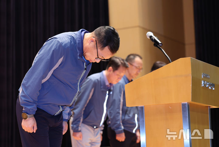 [인천=뉴시스] 전진환 기자 = 정희민 포스코이앤씨 대표이사 사장이 지난달 29일 오후 인천 연수구 포스코이앤씨 인천 송도사옥에서 지난 28일 경남 함양~창녕 고속도로 현장에서 발생한 중대재해와 관련해 고개숙여 사과하는 모습.  포스코이앤씨가 시공하는 경남 함양-울산고속도로 의령나들목 공사 현장에서 지난달 28일 사면 보강 작업을 하던 60대 노동자가 천공기(지반을 뚫는 건설기계)에 끼여 사망하는 사고가 발생했다. 2025.08.05 amin2@newsis.com